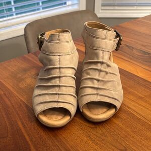 Earth Adina Taupe Leather Wedge Ankle Wrap Sandal Size 7.5